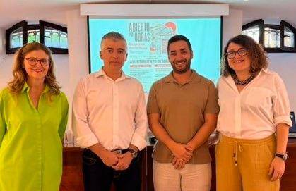 <i>El alcalde de Martos, Emilio Torres, en la primera sesión del programa “Abierto por obras”, junto a los concejales de Cultura y Urbanismo y la técnico de Patrimonio Histórico. / Ayuntamiento de Martos / Europa Press.</i>