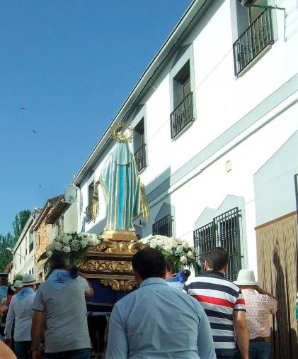 <i>La Milagrosa asciende por una calle de La Matea ya de regreso de Las Nogueras.</i>