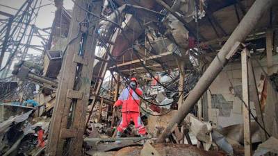 Equipos de rescate de la Sociedad de la Media Luna Roja Iraní (IRCS) trabajan en el lugar de un edificio dañado por un ataque aéreo en Naqadeh, provincia de Azerbaiyán Occidental, Irán. Archivo. / Europa Press.