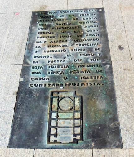 <i>Lapida en bronce colocada en el pavimento de la plaza junto al templo en Cabra del Santo Cristo. </i>