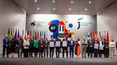 Autoridades posan son los premiados en el Premio Jaén de Piano. / Diputación de Jaén.