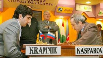 Luis Rentero observa una partida entre Vladimir Kramnik y Gary Kasparov. / Archivo Histórico de Diario JAÉN.