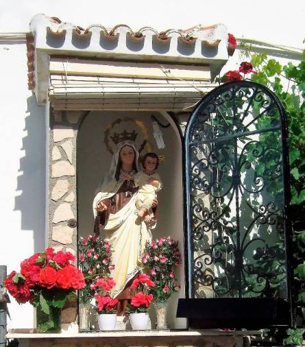 <i>Hornacina con la Virgen del Carmen en Los Atascaderos.</i>