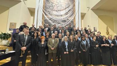 Coral Aída y el Coro Armonía tras la interpretación del recital. 