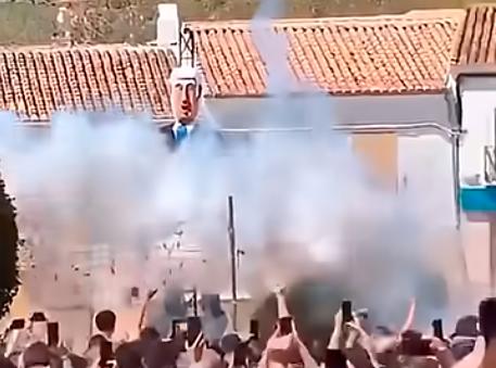 <i>Imagen de la “Quema del Judas” durante el Domingo de Resurrección. / Youtube.</i>