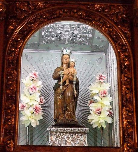 <i>La imagen de nuestra señora de Nazaret preside el altar mayor (Talla del siglo XVI, transición del gótico al renacimiento).</i>