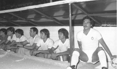 <i>Carmelo Cedrún dirige un partido en el estadio de La Victoria. / Archivo Histórico de Diario JAÉN.</i>