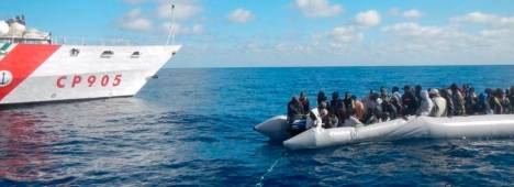 Inmigrantes en el Estrecho de Sicilia. / Guardia Costera Italiana / Europa Press.