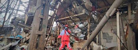 Equipos de rescate de la Sociedad de la Media Luna Roja Iraní (IRCS) trabajan en el lugar de un edificio dañado por un ataque aéreo en Naqadeh, provincia de Azerbaiyán Occidental, Irán. Archivo. / Europa Press.