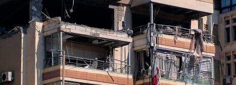 Un edificio frente a la oficina del canal de televisión libanés Al Mayadeen, en Beirut, sufre daños tras un ataque con drones de Israel. / Europa Press.