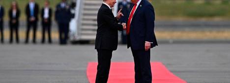 El presidente de Estados Unidos, Donald Trump, junto al presidente de Rusia, Vladimir Putin, a su llegada a la cumbre celebrada en Alaska. Archivo.