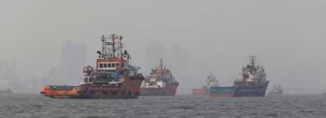 Imagen de archivo de remolcadores y barcos petroleros. / Europa Press.