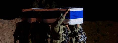 Soldados de las Fuerzas de Defensa de Israel (FDI) portan un ataúd con los restos de un rehén fallecido entregado por Hamás. / FDI en X.