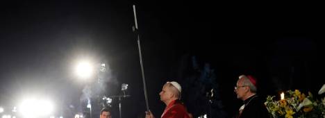 El Papa León XIV portando la cruz de madera durante el Via Crucis celebrado este Viernes Santo en el Coliseo de Roma. / Cecilia Fabiano / Zuma Press / Contacto.