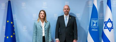 La presidenta del Parlamento Europeo, Roberta Metsola, junto al parlamentario israelí, Amir Ohana, en febrero de 2025. / Daina Le Lardic / European Parliam