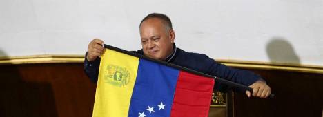 El ministro del Interior de Venezuela, Diosdado Cabello, sostiene una bandera del país latinoamericano. Archivo. / Pedro Ramses Mattey.