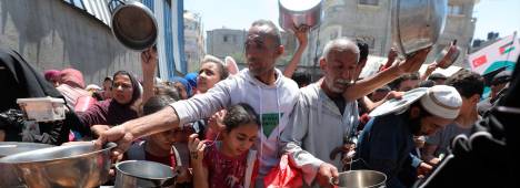 Palestinos aguardan su ración de comida distribuidas por ONGs. / Europa Press. 