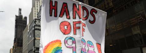 Protestas contra los planes de poner fin a los servicios de prevención del suicidio para jóvenes Lgbtq+ en Estados Unidos. / Gina M Randazzo / Contacto / Europa Press.