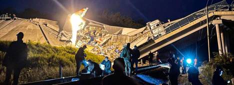 Colapso del puente sobre las vías de tren, en la región rusa de Briansk. / Dmitry Radchenko / Contacto / Europa Press.