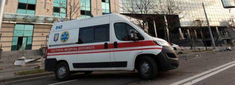 Imagen de archivo de una ambulancia frente a un edificio alcanzado por un dron lanzado por el Ejército de Rusia contra la capital de Ucrania, Kiev. / Ukrinform / Europa Press.