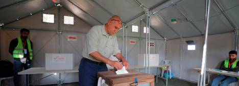 Un hombre introduce su voto en Deir al Balá. / Hassan Jedi / Europa Press.