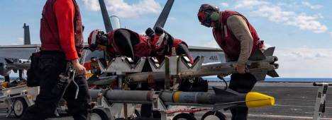 Miembros de la Armada de Estados Unidos preparan municiones para su carga en la cubierta de vuelo del portaaviones USS Gerald Ford, en aguas del Mediterráneo oriental. / Europa Press.