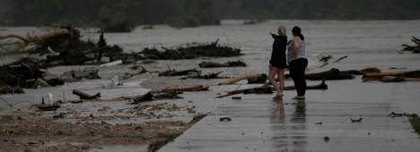 Dos mujeres observan el daño de las inundaciones de Texas. / San Antonio Express-News / Contacto / Europa Press.