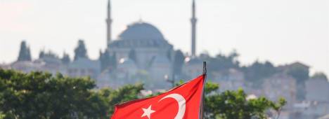 Bandera de Turquía sobre la ciudad de Estambul. Archivo. / Europa Press.