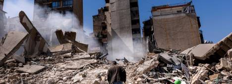 Un hombre camina sobre los escombros en Beirut tras el ataque israelí. / Daniel Carde / Contacto / Europa Press.