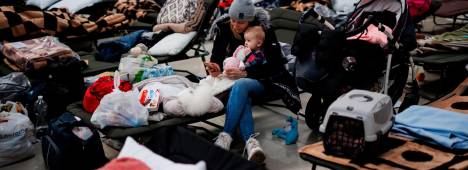 Una madre ucraniana con su hijo en Jaroslaw (Polonia), en febrero de 2022. / Alejandro Martínez Vélez / Europa Press.