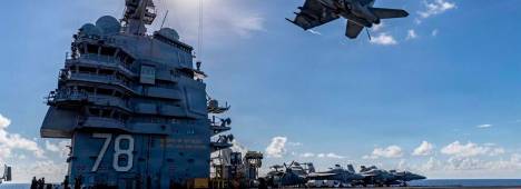 Un caza de la Armada de Estados Unidos sobrevuela la cubierta de vuelo de su mayor portaaviones, el USS Gerald R. Ford, en el mar Caribe. / Europa Press.