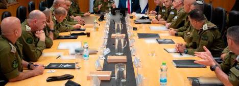 El ministro de Defensa israelí, Israel Katz, reunido con altos mandos militares. 