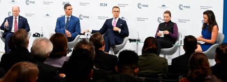 El presidente del Gobierno español, Pedro Sánchez, enun panel de la Conferencia de Seguridad de Múnich junto al presidente de Finlandia, Alexander Stubb; la primera ministra de Dinamarca, Mette Frederiksen; y el senador estadounidense Christopher A. Coons. / BORJA PUIG DE LA BELLACASA / GOBIERNO DE ESPAÑA.