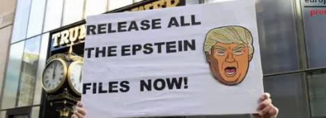 Un manifestante con un cartel en el que pone: Publicad todos los archivos de Epstein ya con la cara del presidente de EEUU, Donald Trump, en la Torre Trump de la Quinta Avenida (EEUU). / Europa Press.