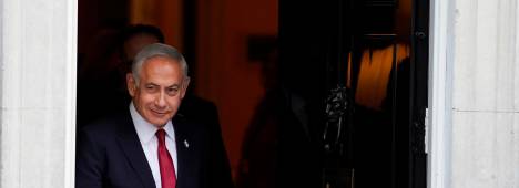 Benjamín Netanyahu, el pasado viernes, sale de la residencia del primer ministro de Reino Unido Rishi Sunak. / Stefan Rousseau / PA Wire / DPA / Europa Press.