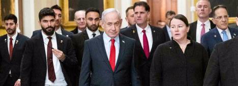 El primer ministro israelí, Benjamin Netanyahu, caminando frente a su ministro de Asuntos Estratégicos, Ron Dermer, en una visita al Capitolio de Estados Unidos. / Europa Press. 
