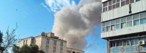 Una columna de humo en Teherán tras el impacto de un misil en una zona residencial. / Contacto / Europa Press.