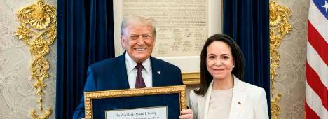 El presidente de los Estados Unidos, Donald Trump, y la política venezolana y Nobel de la Paz, María Corina Machado, posan con la medalla del Nobel de la Paz, en la Casa Blanca. / Official White House.