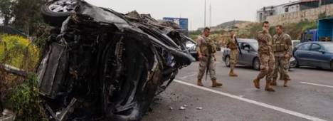 Imagen del ataque de un dron israelí a un vehículo que transportaba alimentos esta semana. / Abdul Kader / Europa Press.
