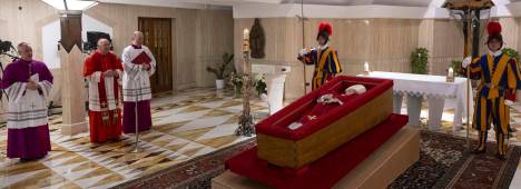 Rito de confirmación de la muerte del Papa en la Capilla de Santa Marta. / Vatican Media Press Office. 