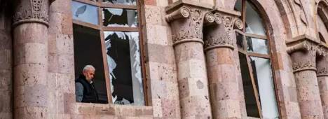 Un hombre en una iglesia de la localidad de Martuni, Nagorno Karabaj. / Celestino Arce Lavin / ZUMA Wire / DPA / Archivo Europa Press. 