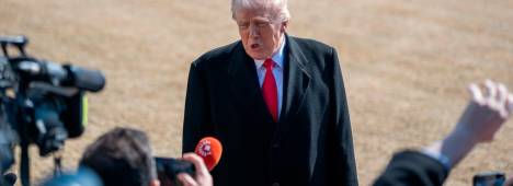 Donald Trump atiende a los medios antes de un viaje. / Andrew Leyden / Contacto / Europa Press.