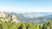 Vista panorámica desde el puesto de vigilancia del Infoca en los Poyos de la Mesa con la Sierra de Cazorla y la de Quesada en todo su esplendor verde en pleno mes de julio.