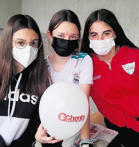 <i>SECUNDARIA. Tres alumnas con un globo del 80 Aniversario del periódico.</i>