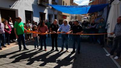 Pascual González, alcalde en funciones de Santiago-Pontones, José Barcos, presidente de la Unión de Empresarios de Santiago-Pontones, y Matías Muñoz, vicepresidente de la Unión de Empresarios, inauguran la Feria. / Diario JAÉN.