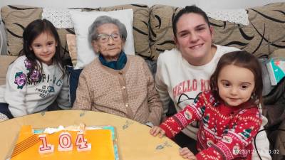 Magdalena Fernández Jiménez celebra su 104 cumpleaños con sus hijos, nietos y bisnietos.