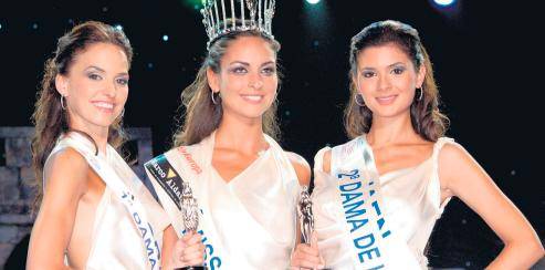 <i>Alejandra Echevarría junto a Estíbaliz Pereira, ganadora del certamen de Miss España y Laura García, primera dama de honor. / Archivo histórico Diario JAÉN. </i>