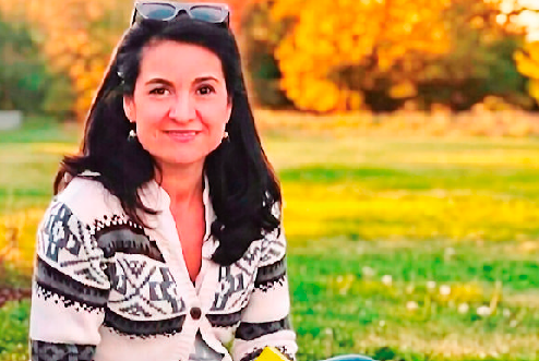 <i>Eva Rubia Ruiz posa con su nuevo libro “De la raíz al vuelo”.</i>