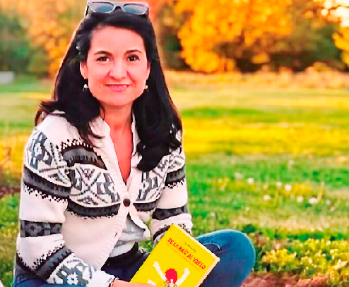 <i>Eva Rubia Ruiz posa con su nuevo libro “De la raíz al vuelo”.</i>