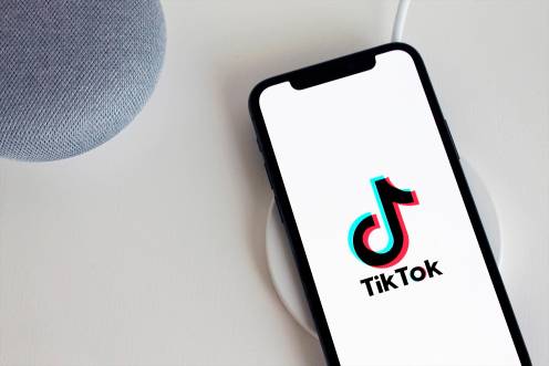 <i>Móvil con imagen de la red social TikTok. Archivo.</i>